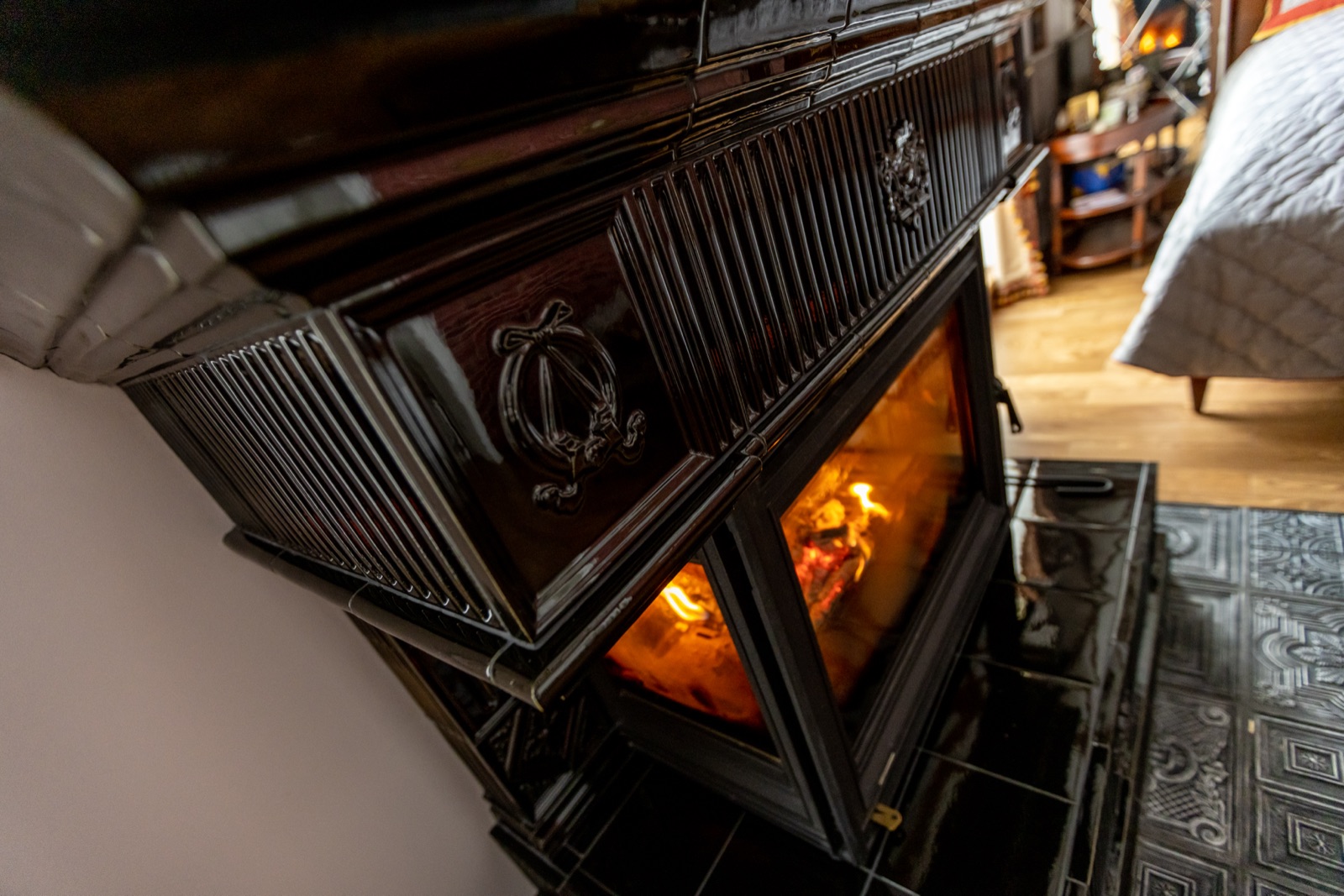 Камин Бристоль — крупный план с огнём